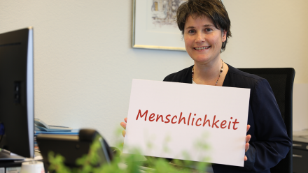 Rotkreuz Grundsatz "Menschlichkeit" mit Anja Nicole Seiwert, Geschäftsleitung